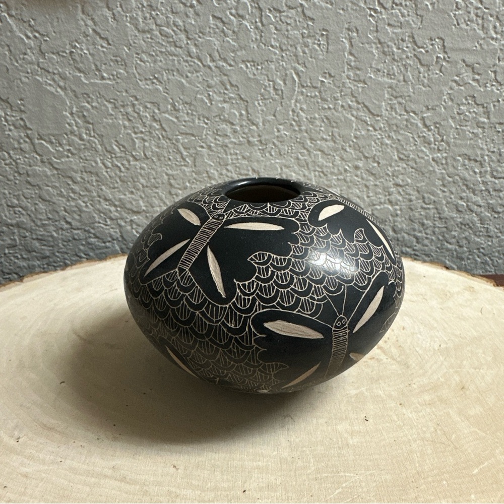 Mata Ortiz Pottery Heriberto Ledezema 
Hand Made 
Hand Painted 
Hand Etched Rare